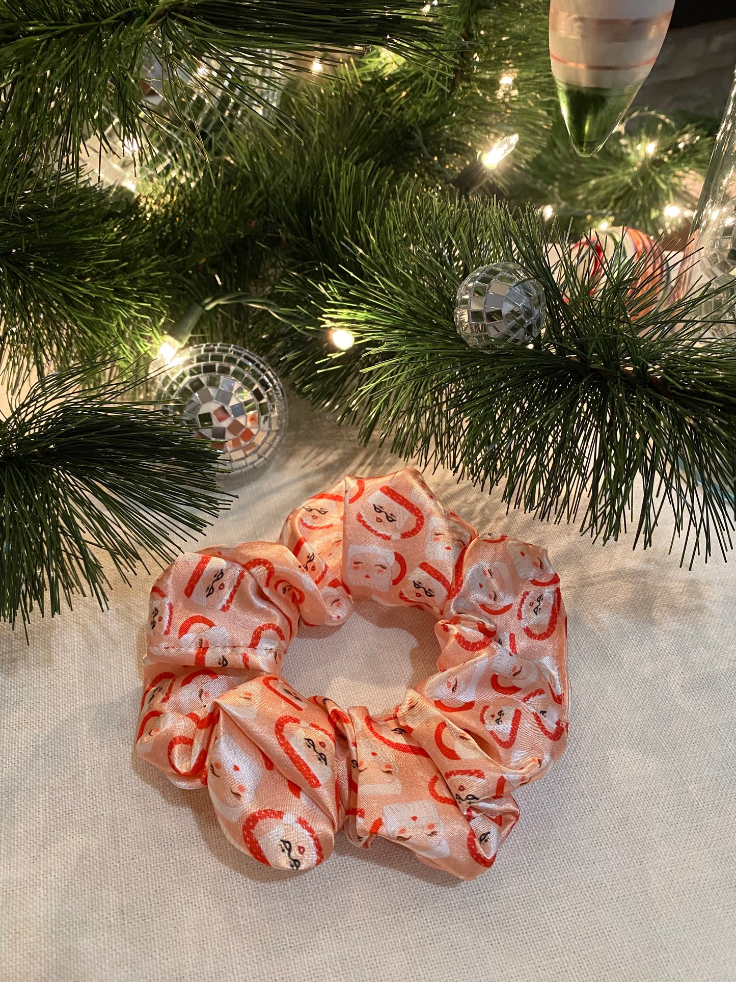 Retro Holiday Mug Satin Scrunchie